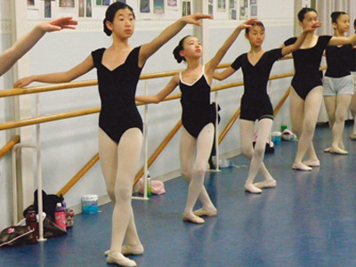 クラシックバレエ　子供　練習風景