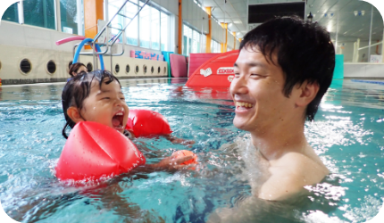 ママやパパと一緒で安心!の写真
