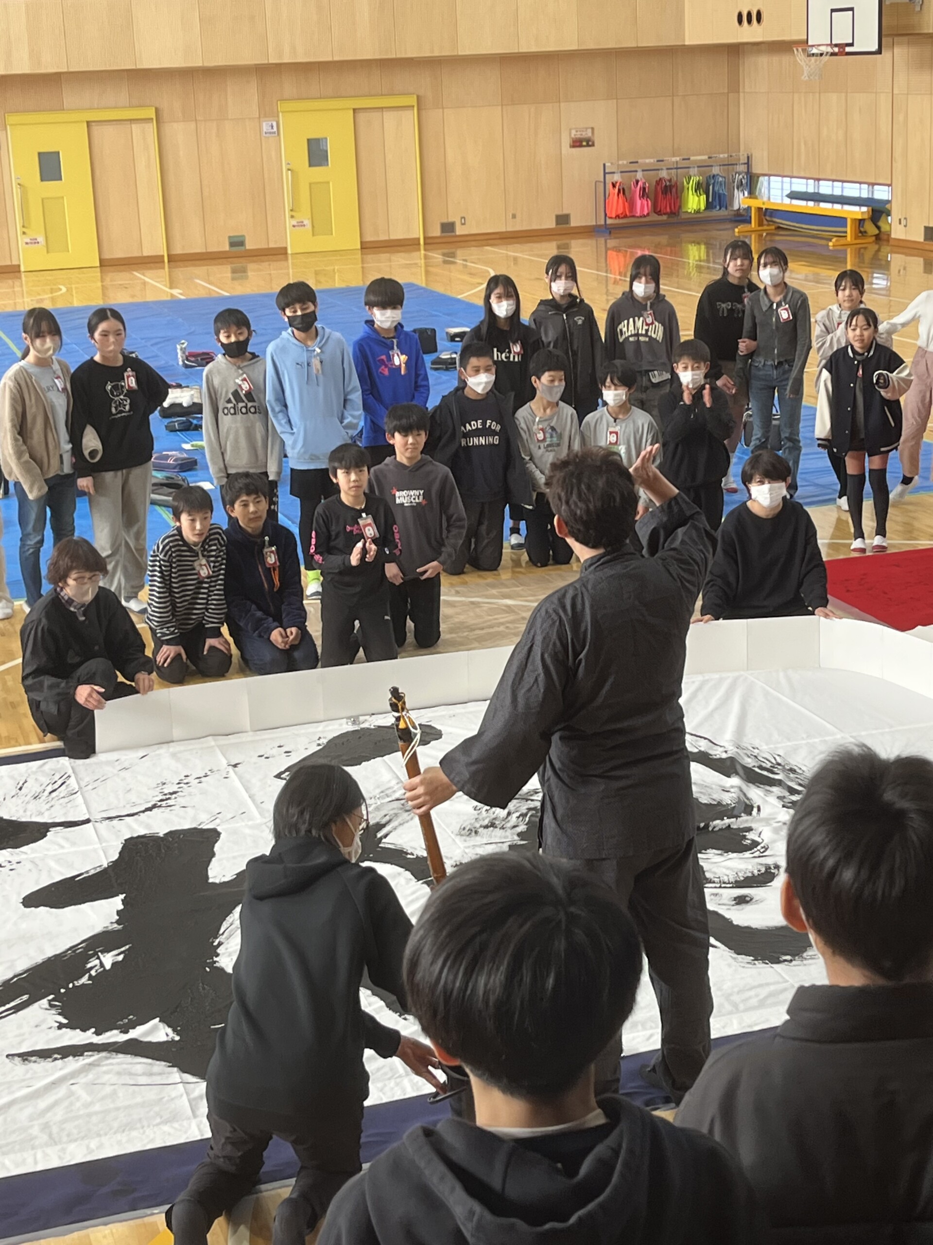 上志段味小学校にて書道パフォーマンスが行われました。 - ロング